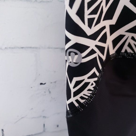 Lululemon Real Quick Crop Posie Black White Floral Size 6 Luxtreme Pockets - Picture 8 of 11